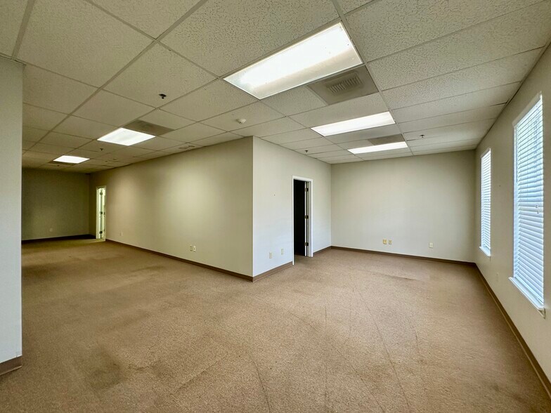 More Photos Of 807 Monroe St, Clinton Office For Sale