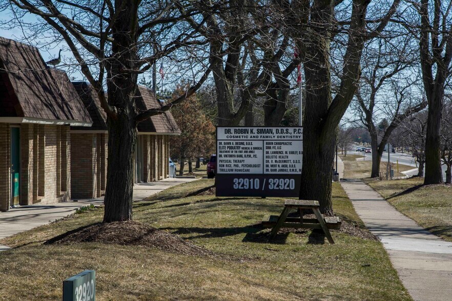 More Photos Of 32910 W 13 Mile Rd, Farmington Hills Medical For Sale