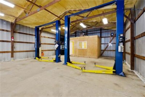 More Photos Of 19 Old Monongahela Pike, Eighty Four Service For Sale