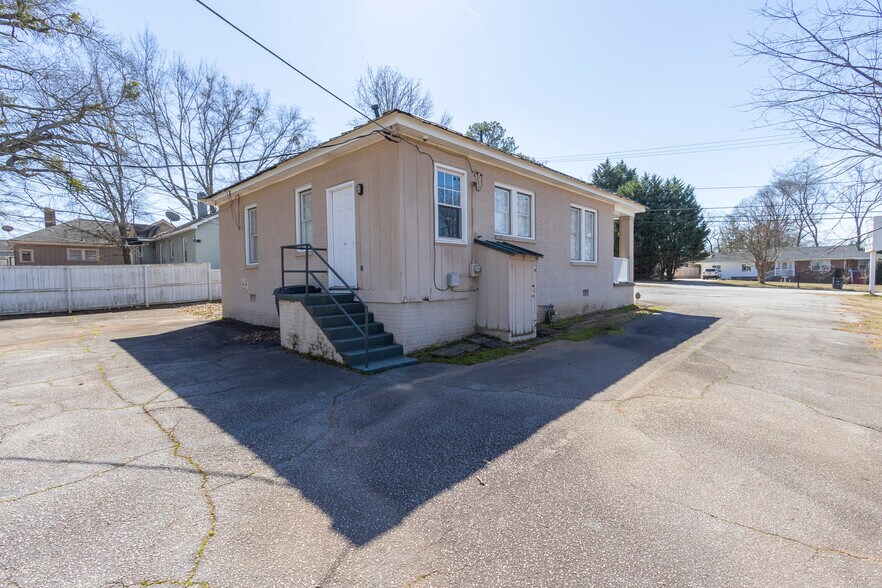 More Photos Of 2816 E North Ave, Anderson Funeral Home For Lease