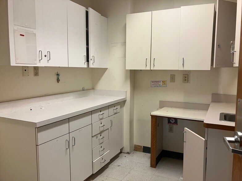 More Photos Of 29 Market Sq, Lynn Hospital For Sale