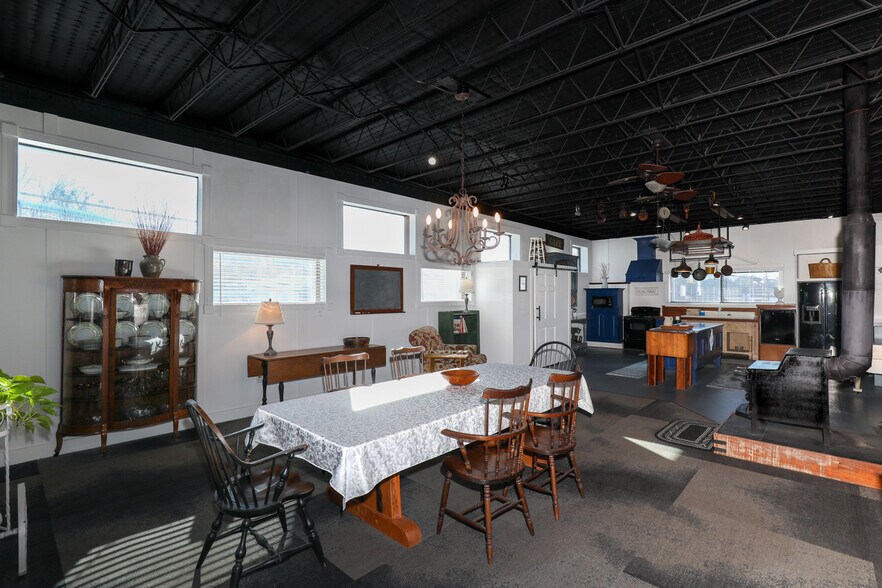 More Photos Of 18 W Currahee St, Toccoa Showroom For Sale