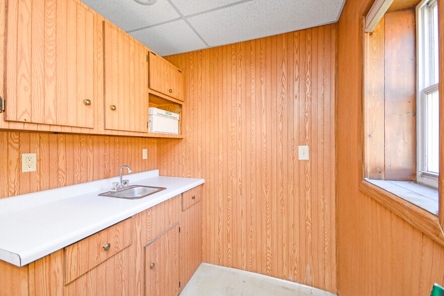 More Photos Of 100 W Falcon Hwy, Flanagan Flex For Sale