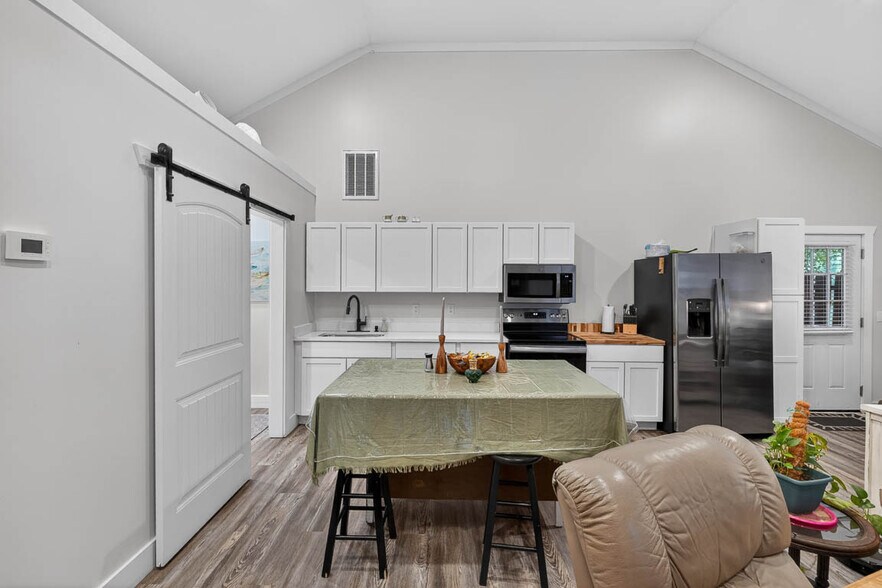 More Photos Of 1607 Norwich St, Brunswick Flex For Sale