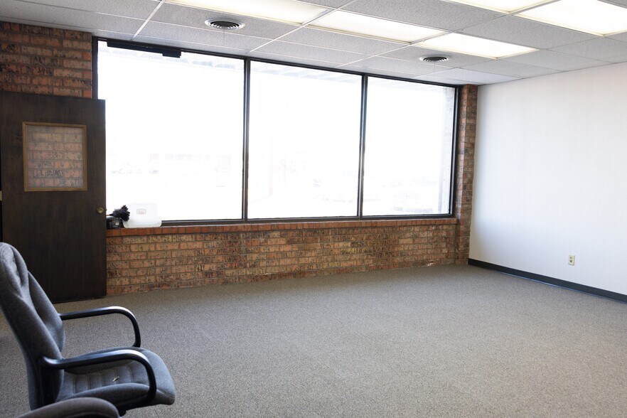 More Photos Of 115 W 1st St, Dumas Medical For Lease