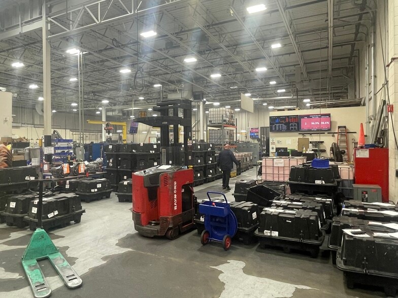 More Photos Of 20-22 Northwestern Dr, Salem Light Distribution For Lease