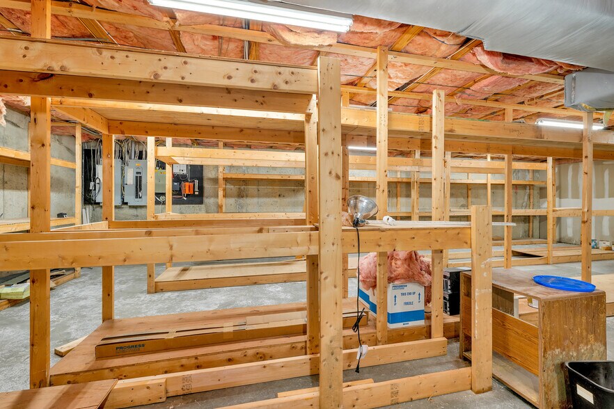 More Photos Of 5 Buttrick Rd, Londonderry Office For Lease