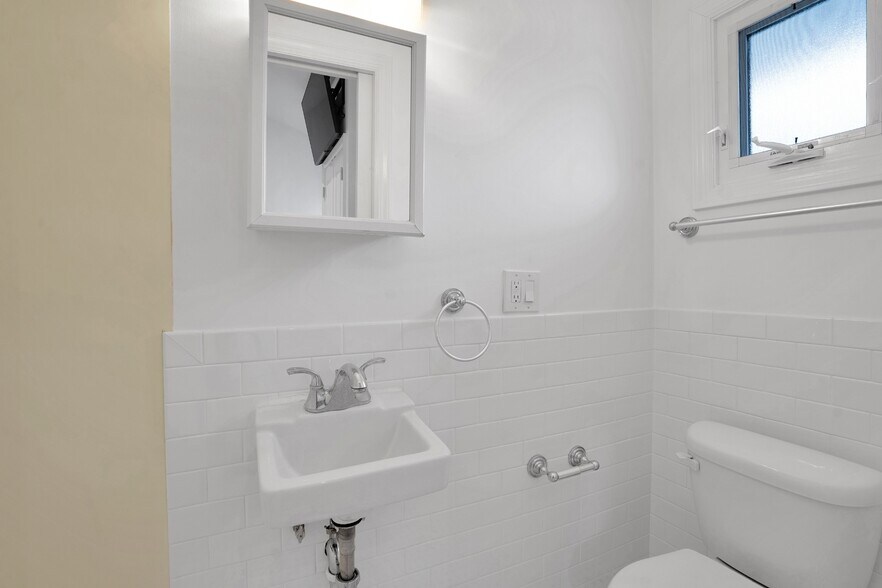 More Photos Of 87 North Rd, Hampton Bays Storefront Retail Residential For Lease