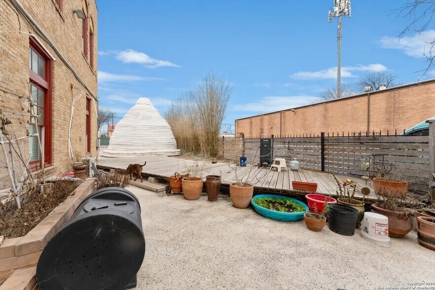 More Photos Of 2323 Buena Vista St, San Antonio Freestanding For Sale