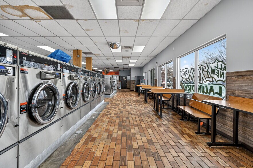 More Photos Of 1401-1405 E Lake St, Minneapolis Freestanding For Sale