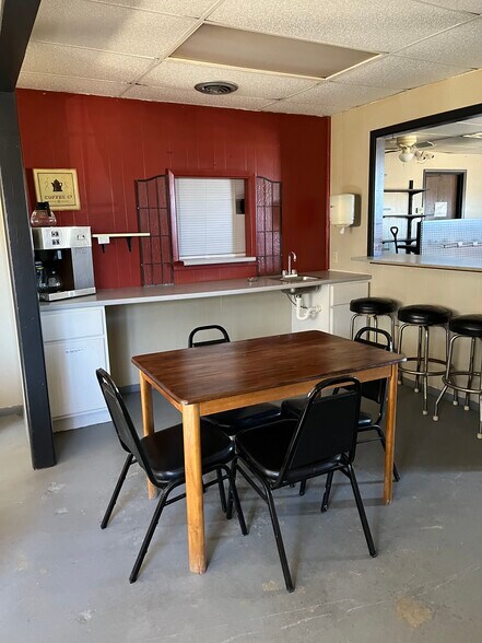 More Photos Of 510 E Main St, Atlanta Convenience Store For Sale