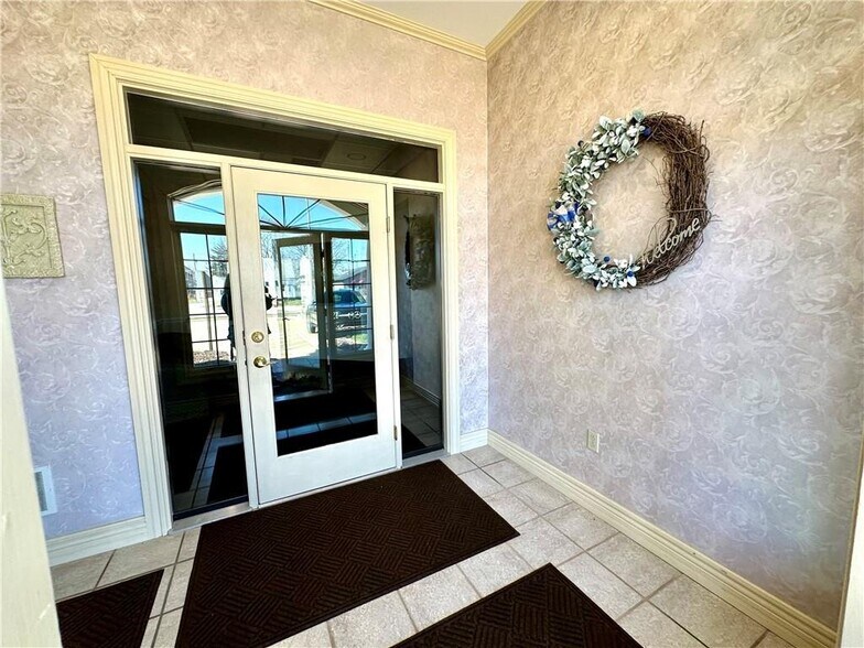 More Photos Of 909-921 Lake Land Blvd, Mattoon Office For Sale