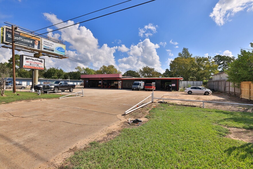 Primary Photo Of 2214 N Frazier St, Conroe Auto Repair For Sale