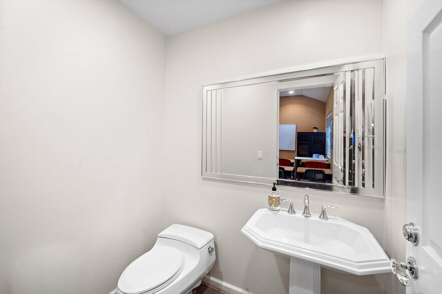 More Photos Of 23201 Orange Ave, Lake Forest Office For Sale