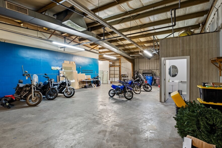 More Photos Of 812 Fort Crook Rd S, Bellevue Showroom For Sale