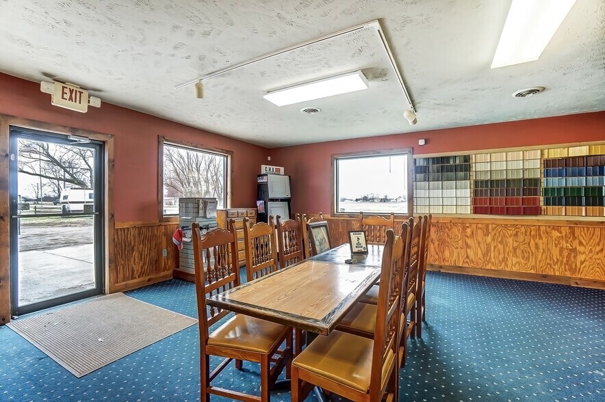 More Photos Of 20660 W Bowling Green Road, Weston Auto Repair For Lease