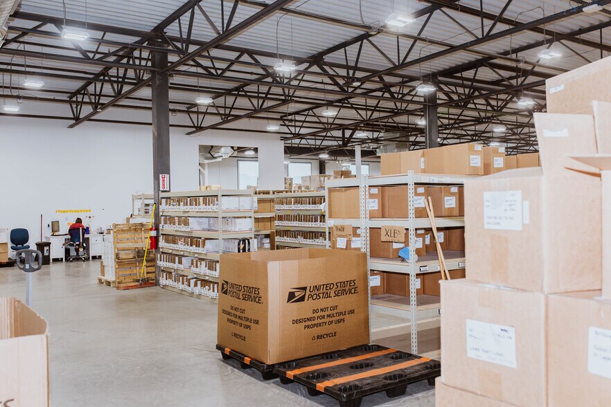 More Photos Of 1374 American Way, Payson Showroom For Sale