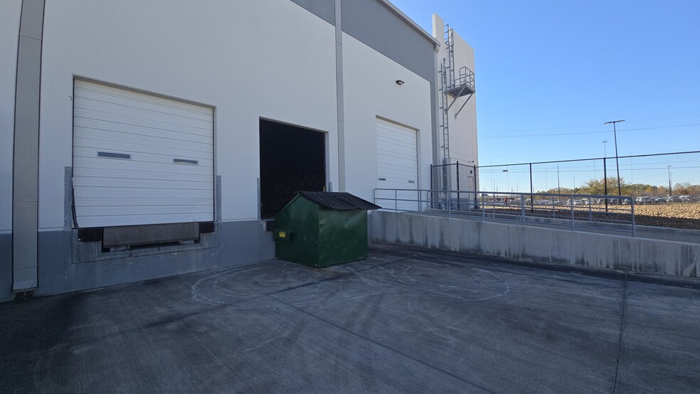 More Photos Of 5870 W Fuqua St, Houston Distribution For Lease