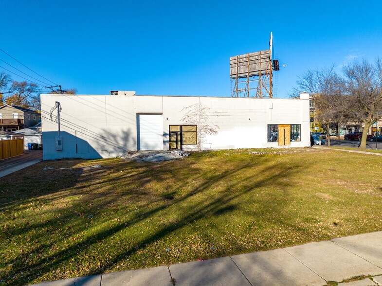 More Photos Of 6834-6868 N Western Ave, Chicago Showroom For Sale