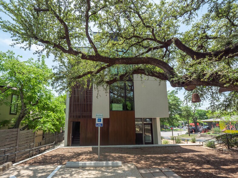 More Photos Of 2208 Lake Austin Blvd, Austin Office Residential For Sale