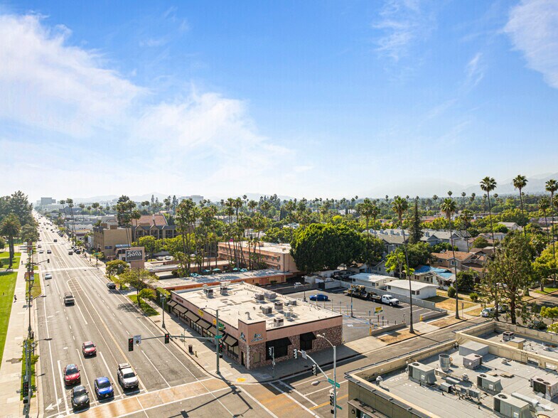 More Photos Of 1661 E Colorado Blvd, Pasadena Fast Food For Lease