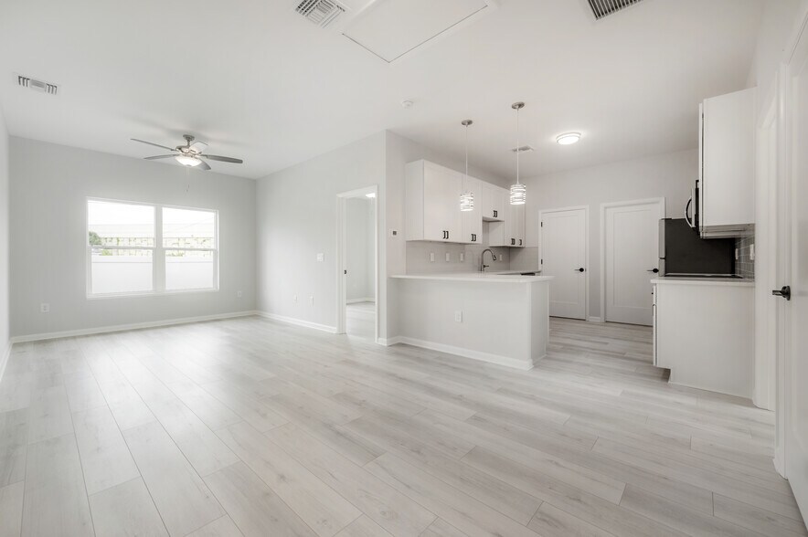 More Photos Of 3921 State St, Tampa Specialty For Sale