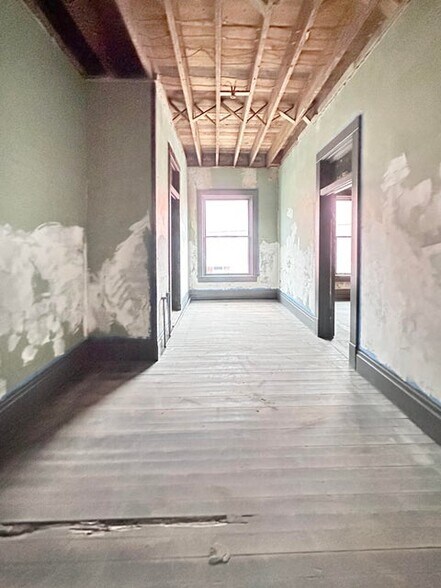 More Photos Of 200 S 3rd St, Leesville Hospitality For Sale