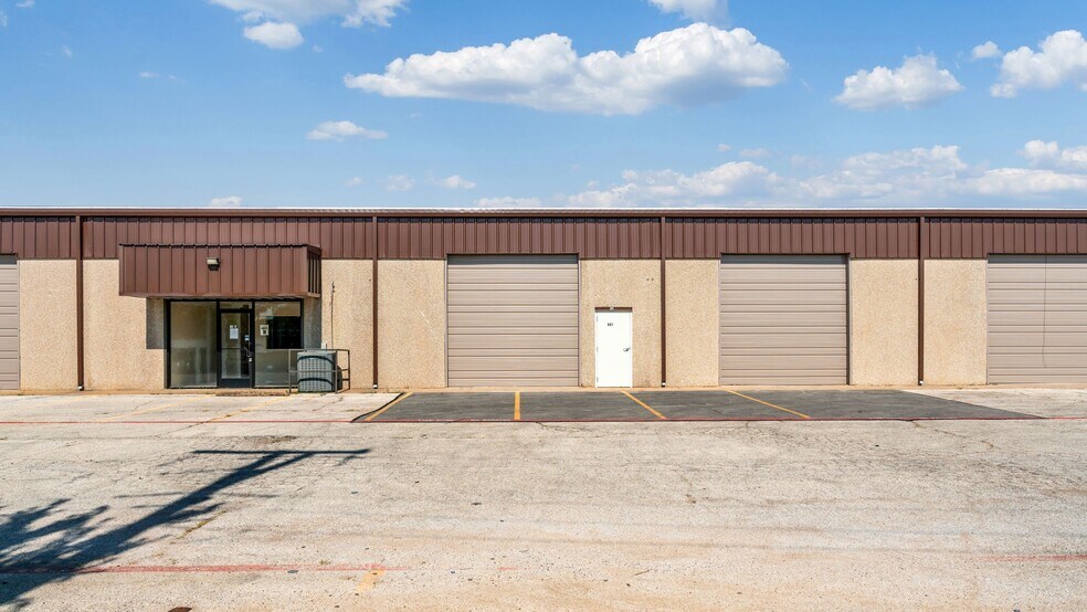 More Photos Of 801 Secretary Dr, Arlington Warehouse For Lease