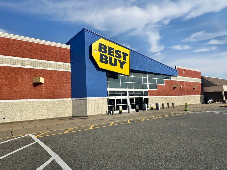 More Photos Of 1 Faunce Corner Rd, Dartmouth Unknown For Lease