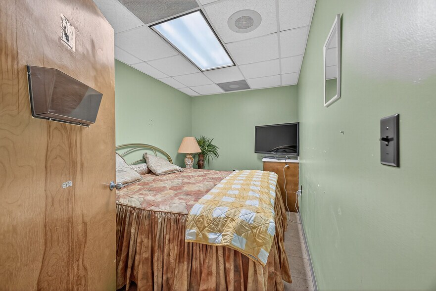 More Photos Of 1500 N Pace Blvd, Pensacola Freestanding For Sale