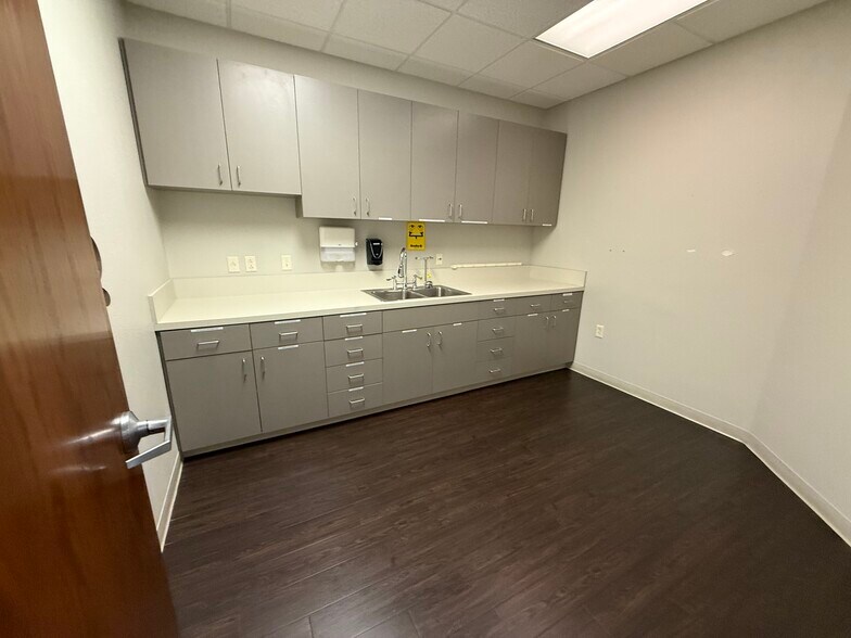 More Photos Of 3413 Golden Rd, Tyler Medical For Lease