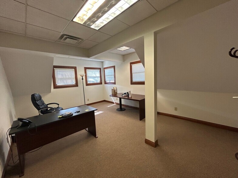 More Photos Of 520 N Walnut St, Bloomington Office For Lease