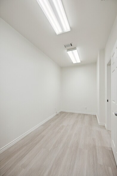 More Photos Of 3606 Marvin D Love Fwy, Dallas Medical For Lease