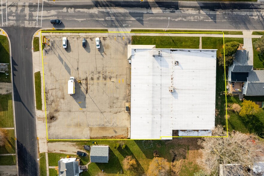 More Photos Of 331 E Center St, Juneau Storefront For Sale