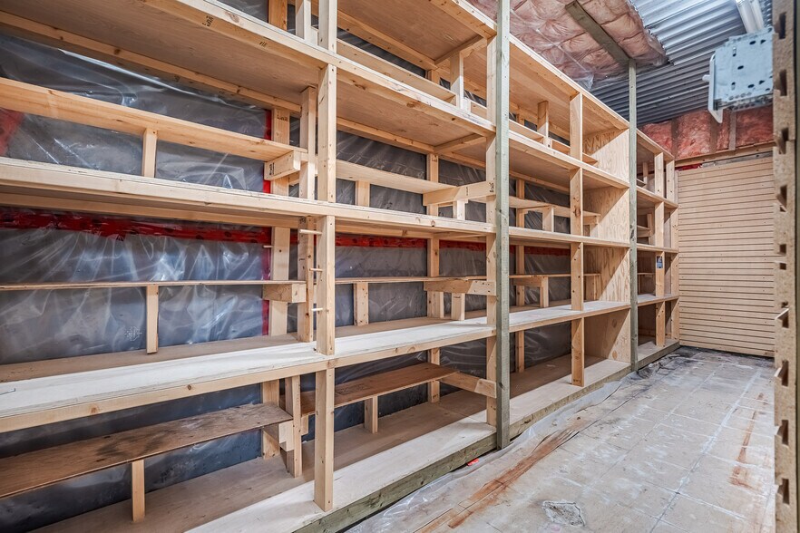 More Photos Of 5012 50 Av, Lloydminster General Retail For Sale