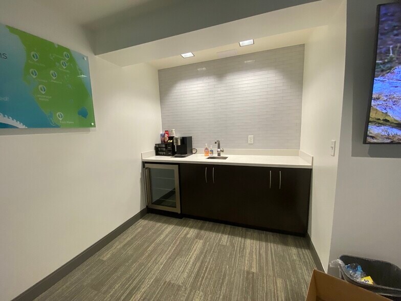 More Photos Of 1105-1129 Saxon Blvd, Orange City Office For Sale