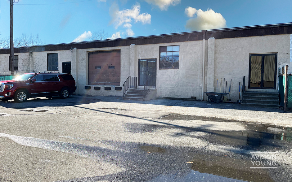 Primary Photo Of 25 Perry Ave, Norwalk Warehouse For Lease