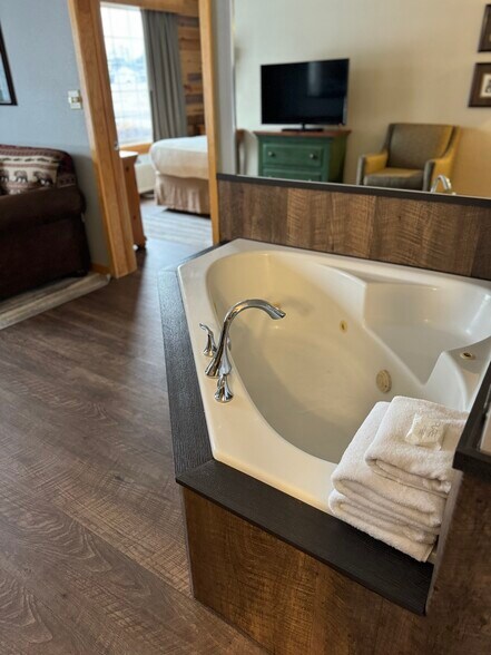 More Photos Of 10290 Highway 27 S, Hayward Hotel For Sale