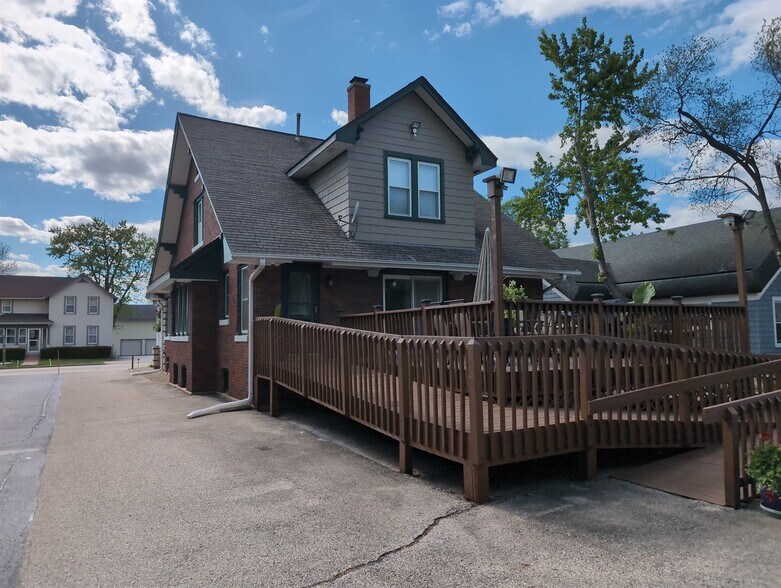 More Photos Of 417 N Hough St, Barrington Medical For Lease