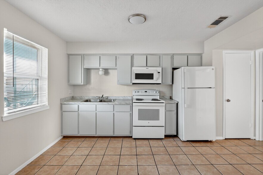 More Photos Of 306 Calhoun Dr, Rockdale Apartments For Sale