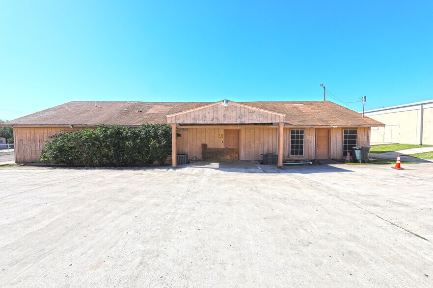 More Photos Of 1600 Clark Blvd, Laredo General Retail For Sale