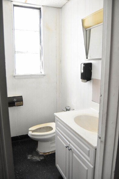 More Photos Of 19 Greenbrier Dear Rd, Anniston Distribution For Sale