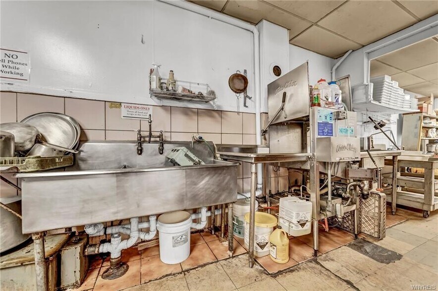 More Photos Of 3019 Pine Ave, Niagara Falls Restaurant For Sale