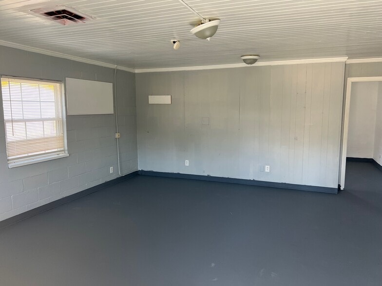 More Photos Of 1625 N US Highway 29, Salisbury Flex For Sale
