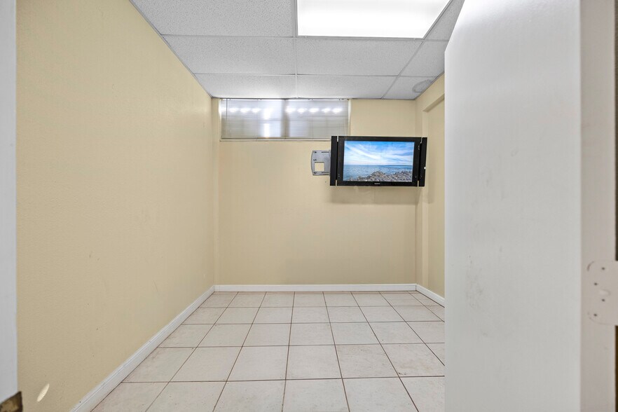 More Photos Of 3085 2nd Ave N, Palm Springs Freestanding For Sale