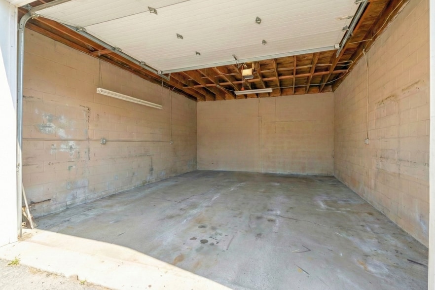 More Photos Of 3 Railroad Ave, East Hampton Storefront Retail Office For Lease