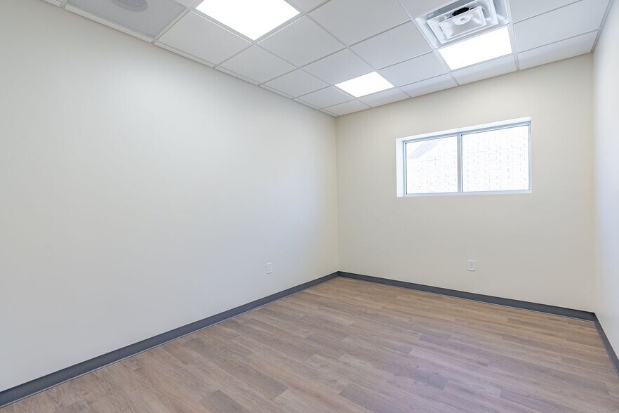 More Photos Of 2903-2919 Ladybird Ln, Dallas Unknown For Lease