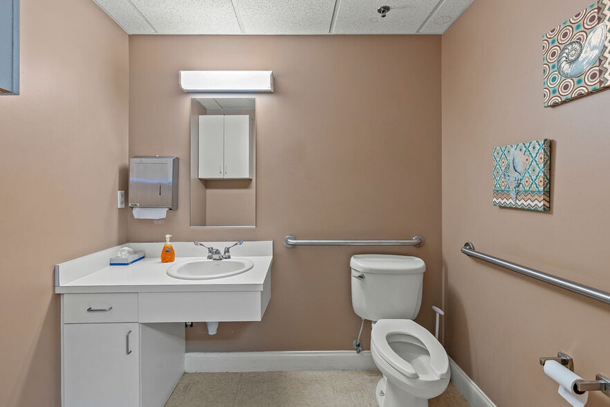 More Photos Of 1555 Indian River Blvd, Vero Beach Medical For Lease