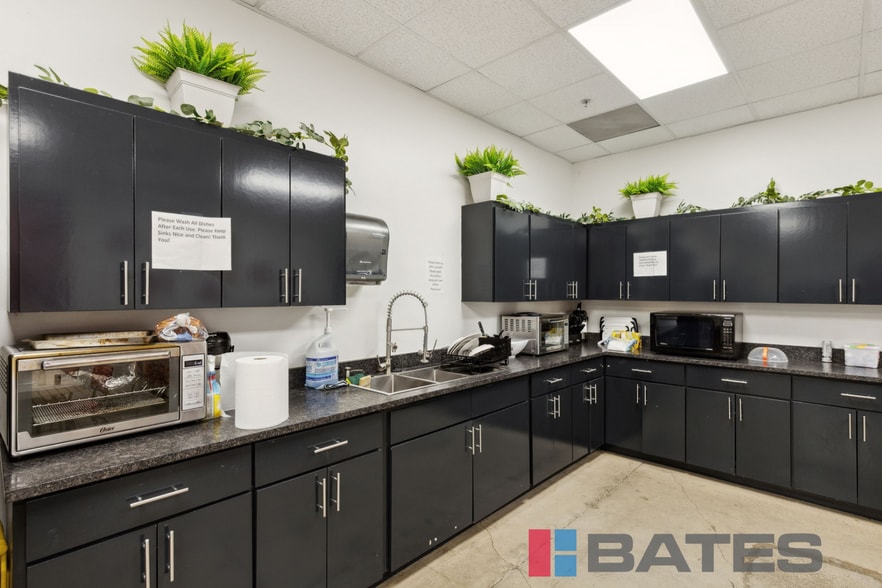 More Photos Of 8330 N Stemmons Fwy, Dallas Freestanding For Sale