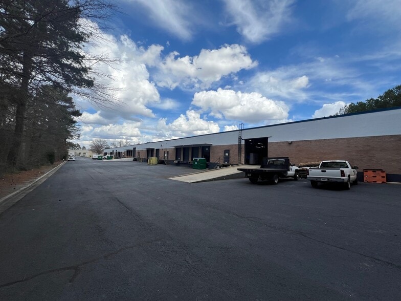 More Photos Of 800 Great Southwest Pky, Atlanta Warehouse For Lease